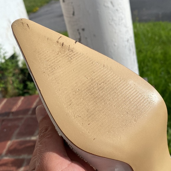 Karen Scott used formal shoes. 👠 - Picture 8 of 12